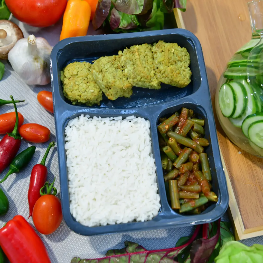 קציצות עדשים ירוקות בליווי אורז ושעועית ירוקה או צהובה ברוטב עגבניות