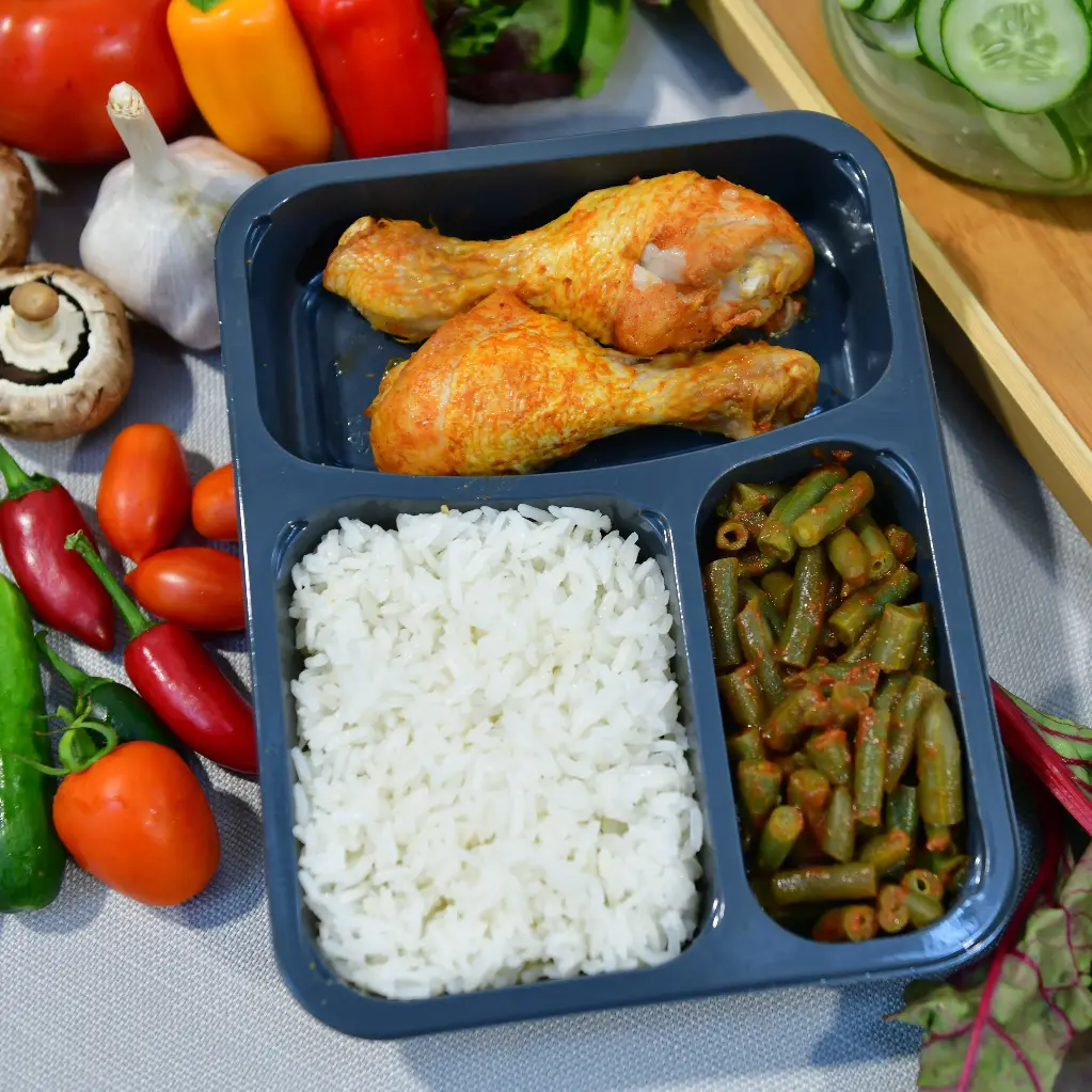 שוקיים/ ירכיים עוף לצד אורז ושעועית לבנה/ ירוקה ברוטב עגבניות (בד"צ)