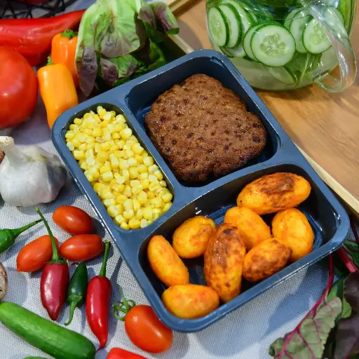 [KK120] המבורגר בקר לצד תפו"א צלוי וגרעיני תירס (בד"צ)