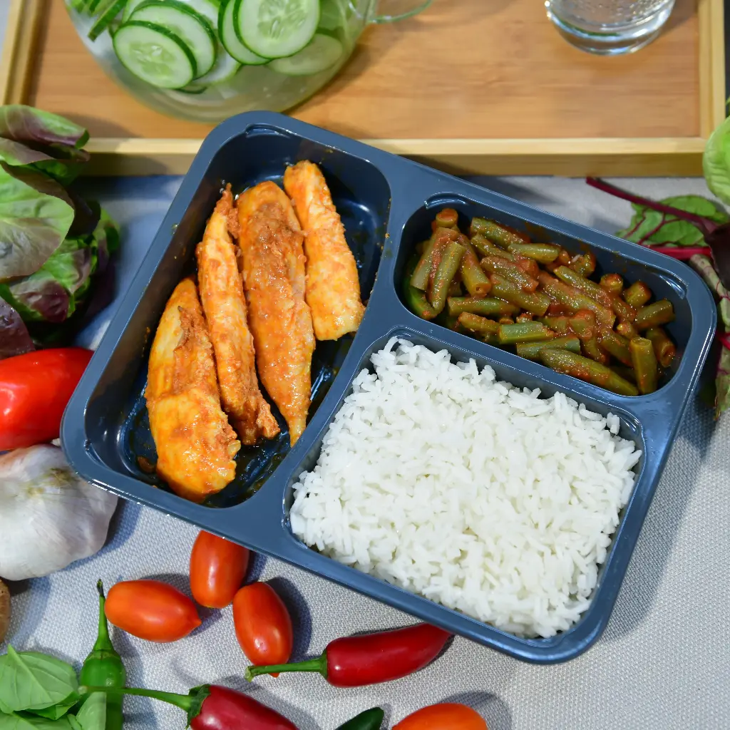 חזה עוף בליווי אורז ושעועית ירוקה ברוטב עגבניות