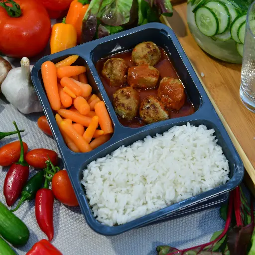 [KK116] כדורי בשר בקר לצד אורז וגזר (בד"צ)