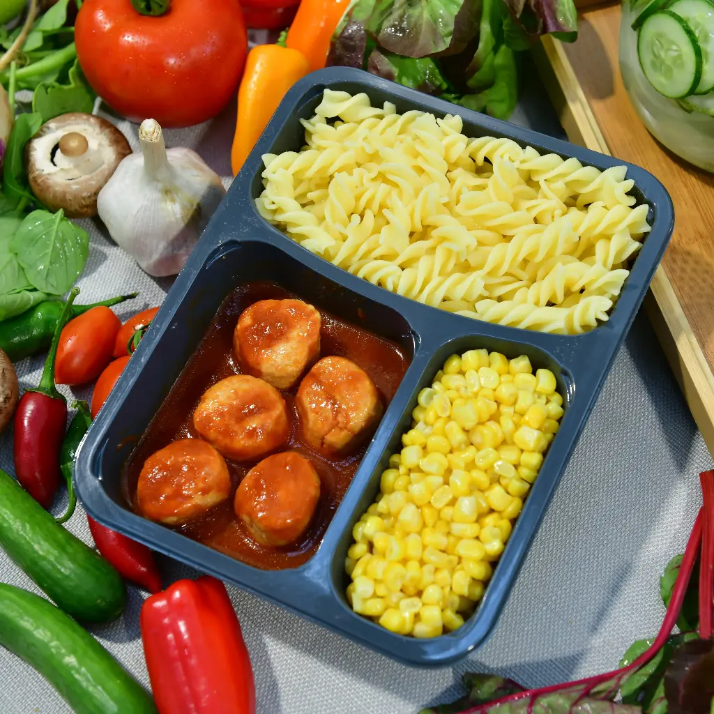 [KK041] קציצות עוף ברוטב עגבניות עם פסטה וגרעיני תירס