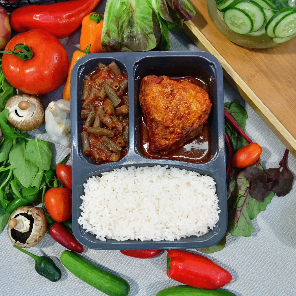 קציצות עוף לצד אורז וגרעיני תירס