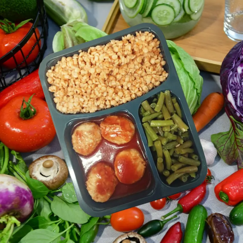 קציצות עוף לצד פתיתים ושעועית ירוקה (בד"צ)